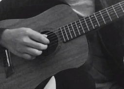 陈奕迅弹吉他照片,演绎音乐魅力瞬间